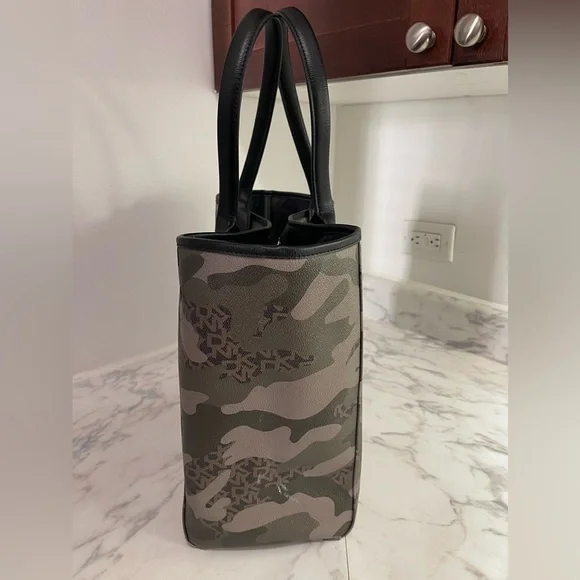 DKNY ARMY CAMO TOTE BAG - Picture 5 of 14